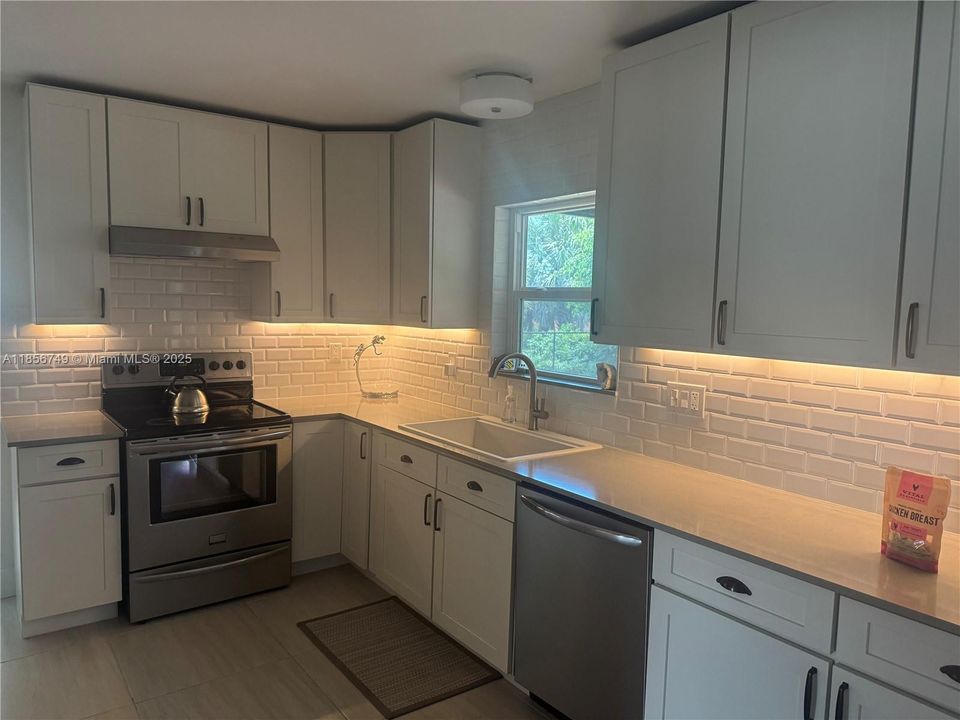 For Sale: $790,000 (3 beds, 2 baths, 1394 Square Feet)