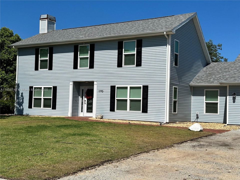 For Sale: $790,000 (3 beds, 2 baths, 1394 Square Feet)