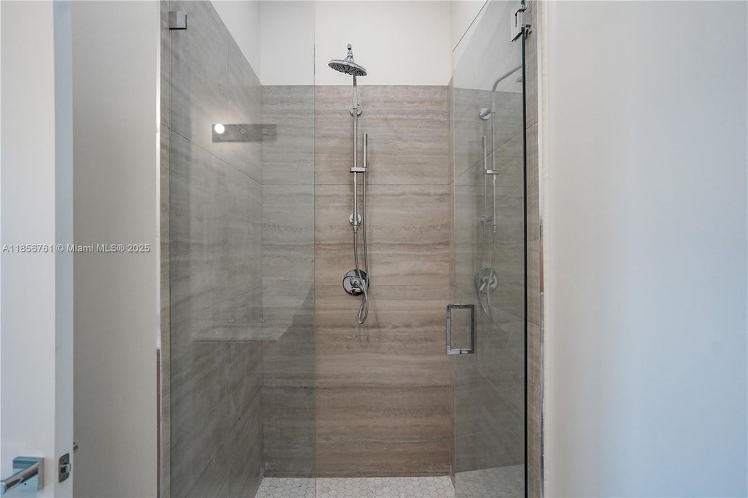 En Venta: $1,850,000 (5 camas, 6 baños, 4000 Pies cuadrados)