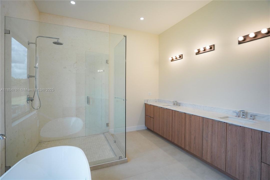 En Venta: $1,850,000 (5 camas, 6 baños, 4000 Pies cuadrados)