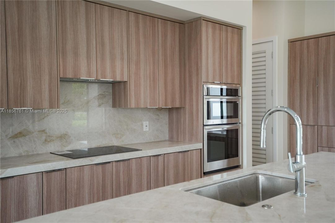 En Venta: $1,850,000 (5 camas, 6 baños, 4000 Pies cuadrados)