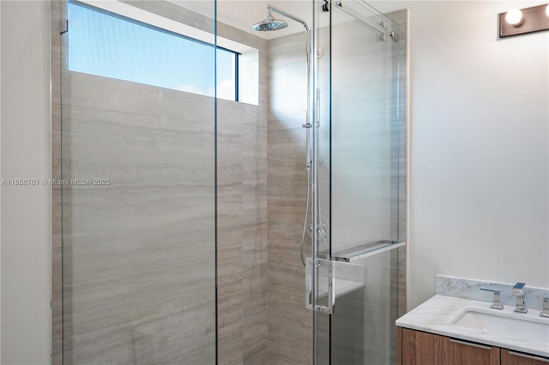 En Venta: $1,850,000 (5 camas, 6 baños, 4000 Pies cuadrados)