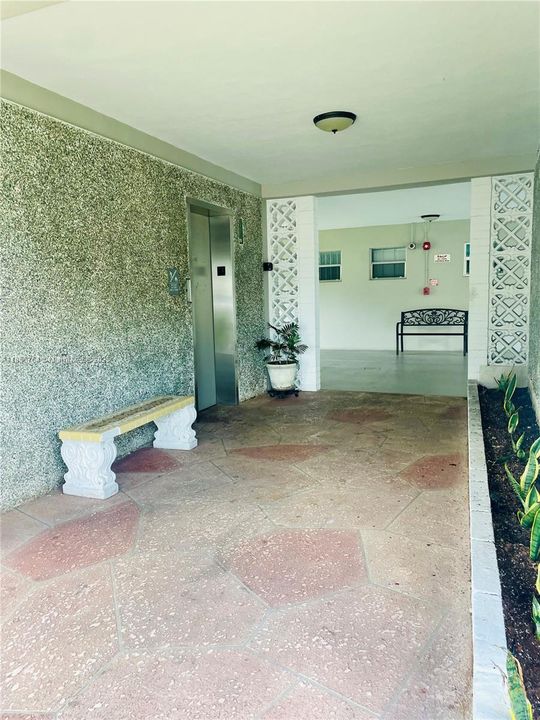 最近售出: $180,000 (2 贝兹, 2 浴室, 961 平方英尺)