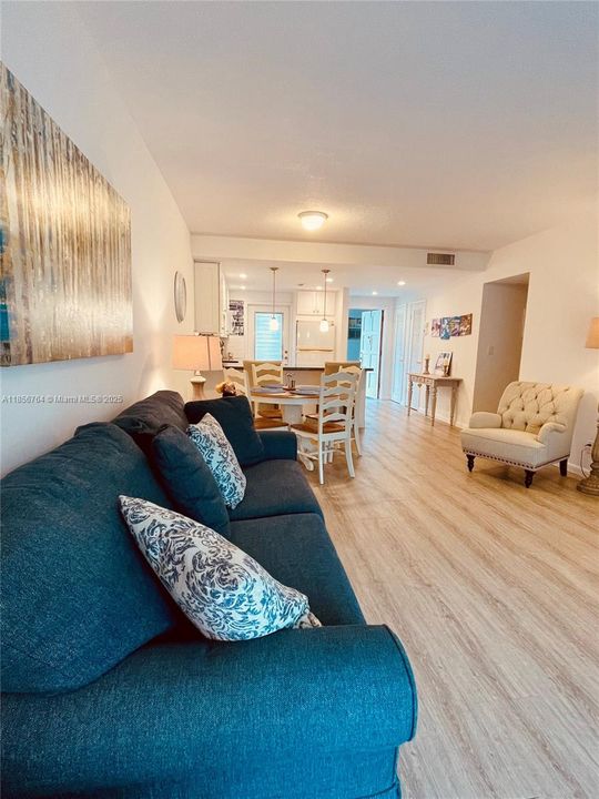 最近售出: $180,000 (2 贝兹, 2 浴室, 961 平方英尺)