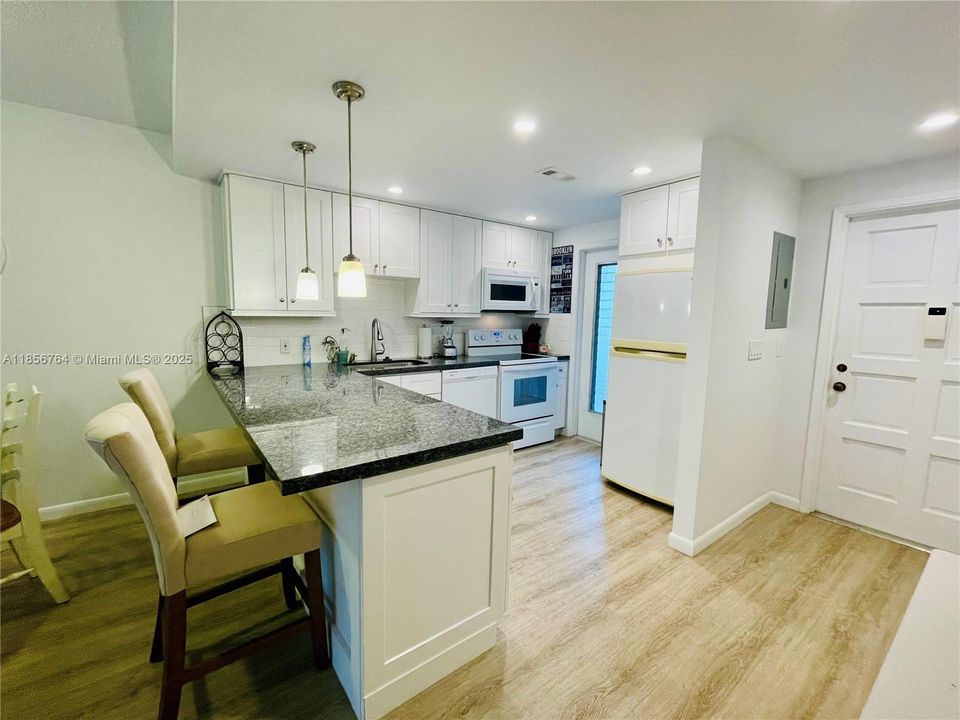 最近售出: $180,000 (2 贝兹, 2 浴室, 961 平方英尺)