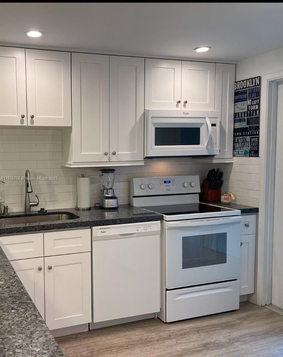 最近售出: $180,000 (2 贝兹, 2 浴室, 961 平方英尺)