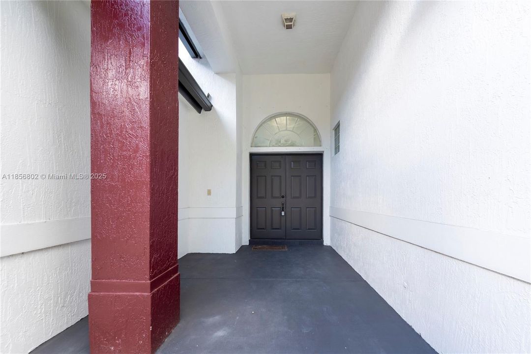 Под контрактом: $747,000 (4 спален, 2 ванн, 2414 Квадратных фут)