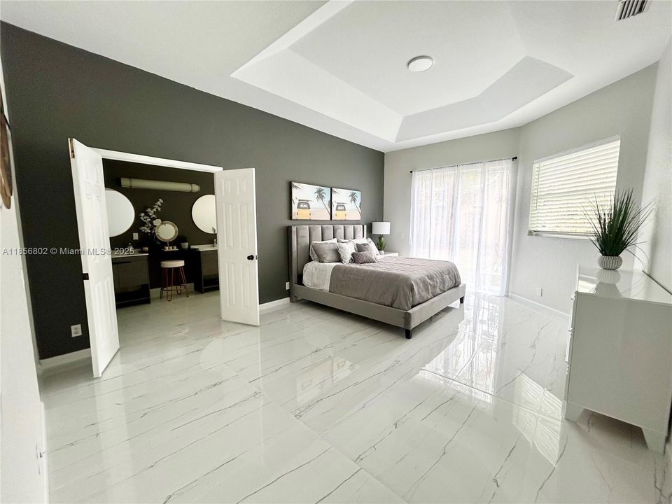 Под контрактом: $747,000 (4 спален, 2 ванн, 2414 Квадратных фут)