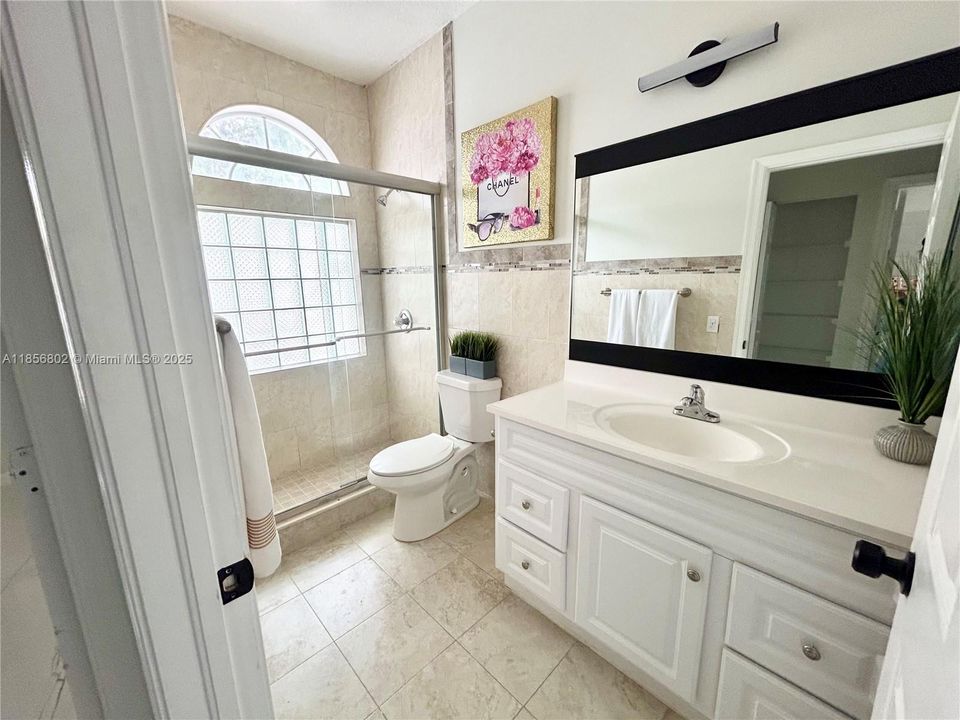 Под контрактом: $747,000 (4 спален, 2 ванн, 2414 Квадратных фут)