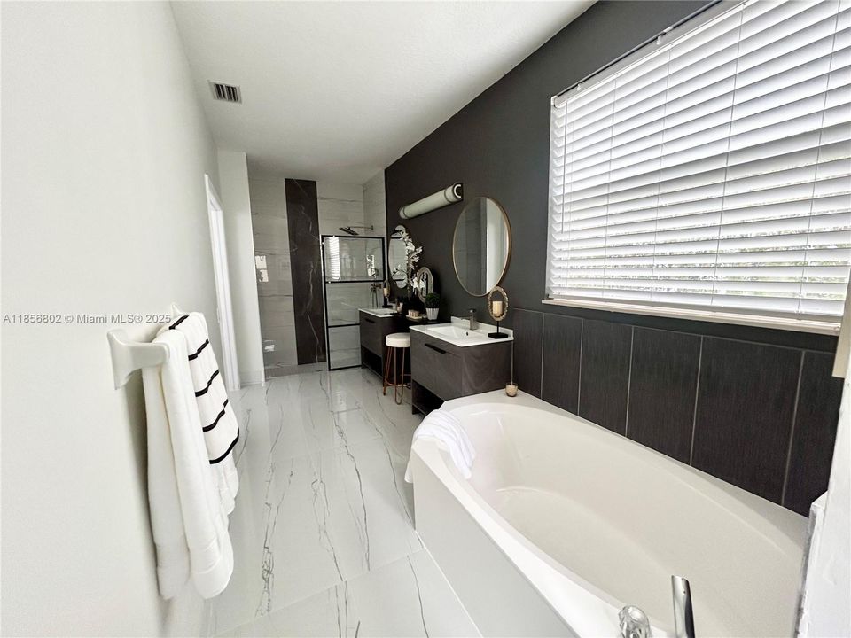 Под контрактом: $747,000 (4 спален, 2 ванн, 2414 Квадратных фут)