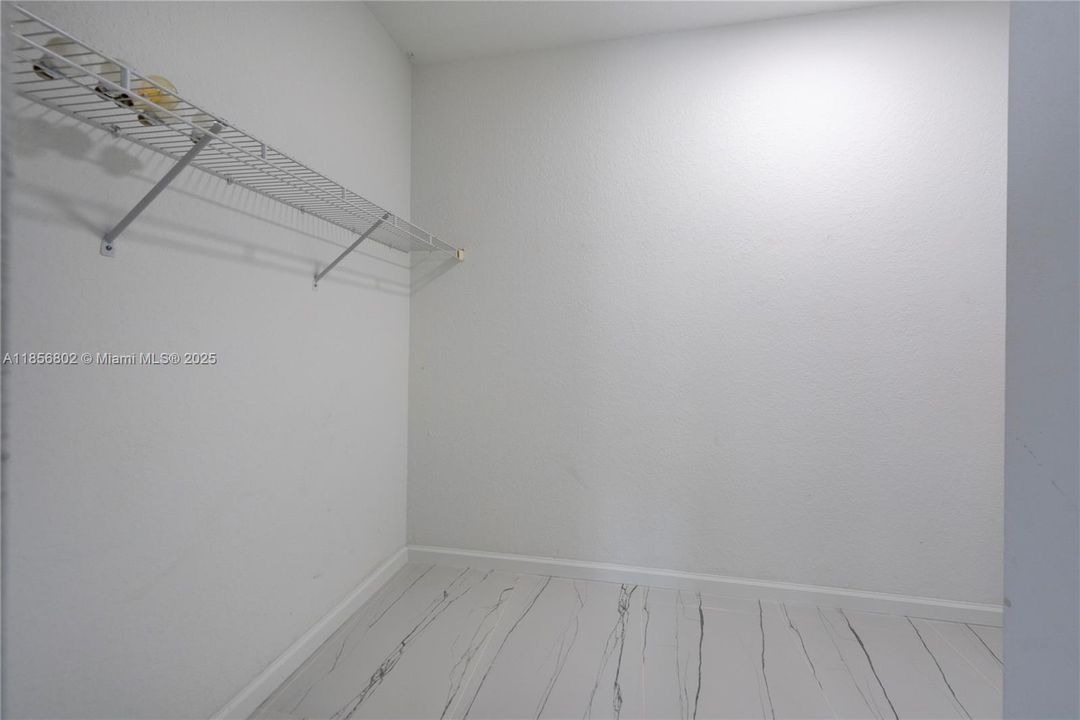 Под контрактом: $747,000 (4 спален, 2 ванн, 2414 Квадратных фут)