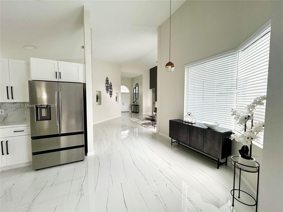 Под контрактом: $747,000 (4 спален, 2 ванн, 2414 Квадратных фут)