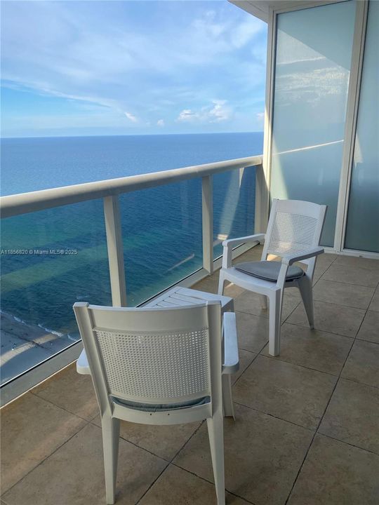 For Sale: $700,000 (1 beds, 1 baths, 844 Square Feet)