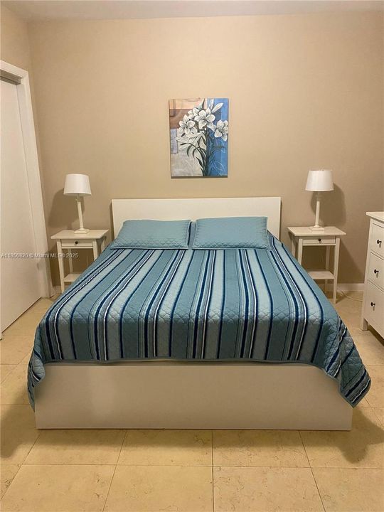 For Sale: $700,000 (1 beds, 1 baths, 844 Square Feet)