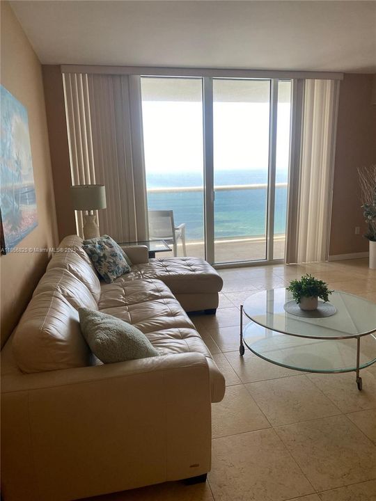 For Sale: $700,000 (1 beds, 1 baths, 844 Square Feet)