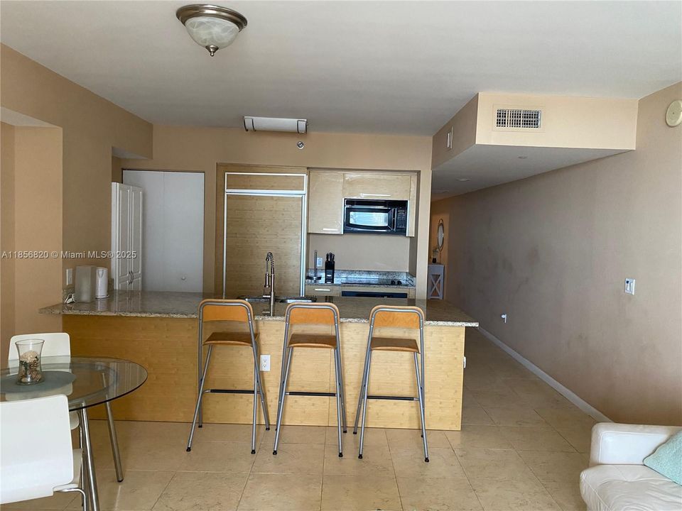 For Sale: $700,000 (1 beds, 1 baths, 844 Square Feet)