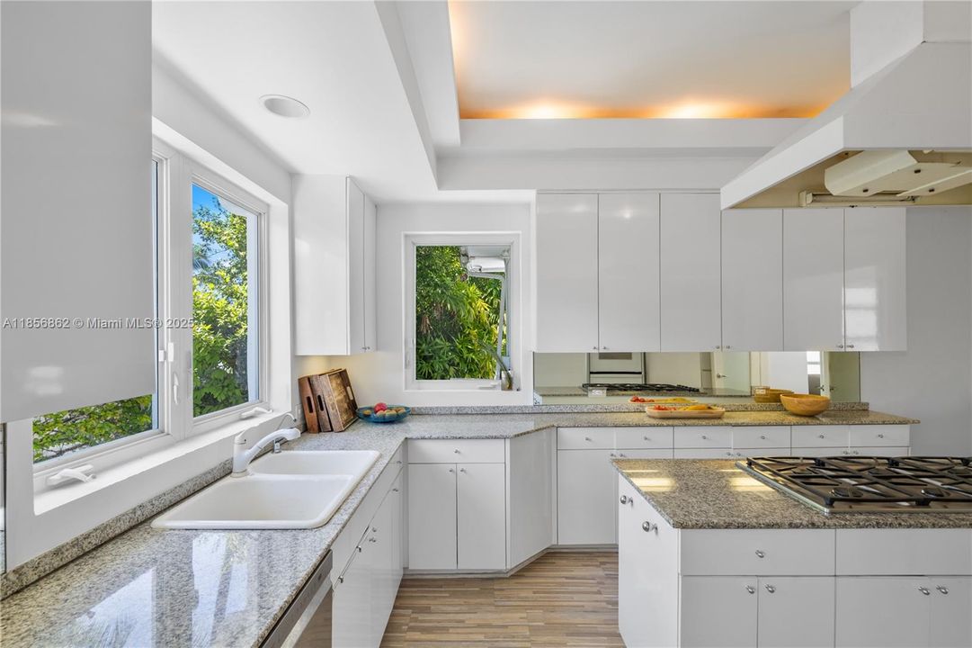 Active With Contract: $6,450,000 (3 beds, 3 baths, 3135 Square Feet)