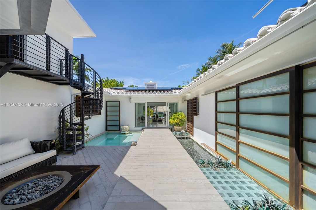 Active With Contract: $6,450,000 (3 beds, 3 baths, 3135 Square Feet)