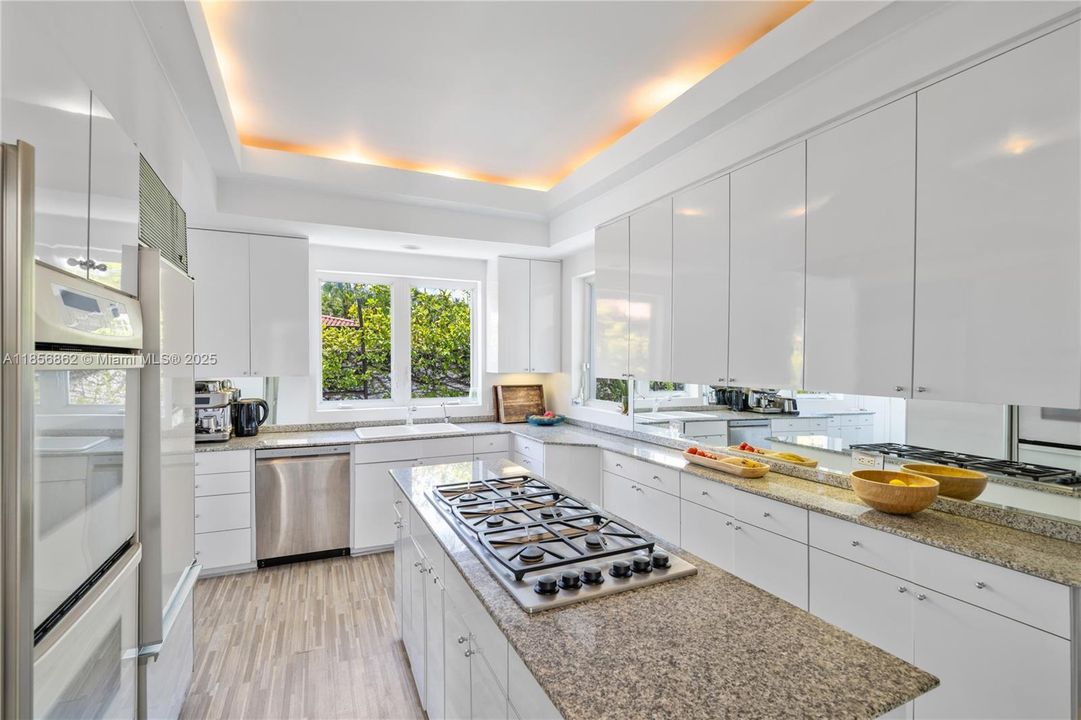 Active With Contract: $6,450,000 (3 beds, 3 baths, 3135 Square Feet)