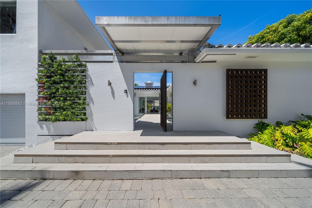 Active With Contract: $6,450,000 (3 beds, 3 baths, 3135 Square Feet)