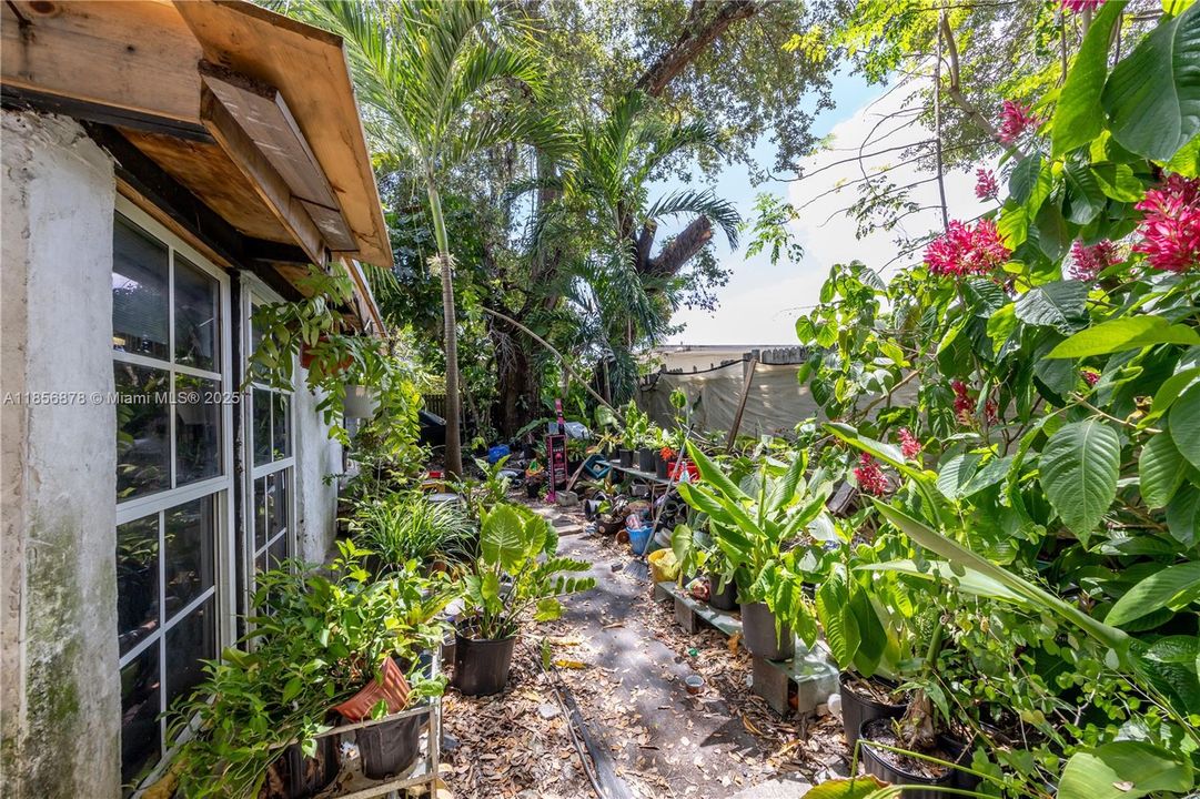 На продажу: $750,000 (10,700 кв.фт.)