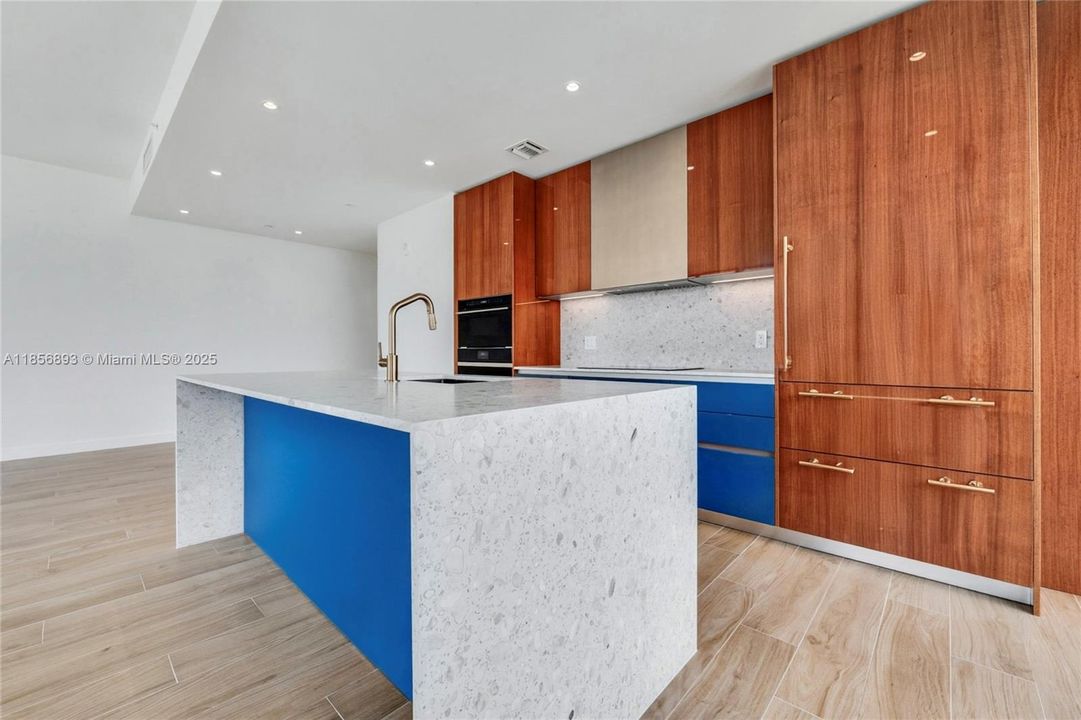 For Sale: $3,900,000 (3 beds, 3 baths, 1811 Square Feet)