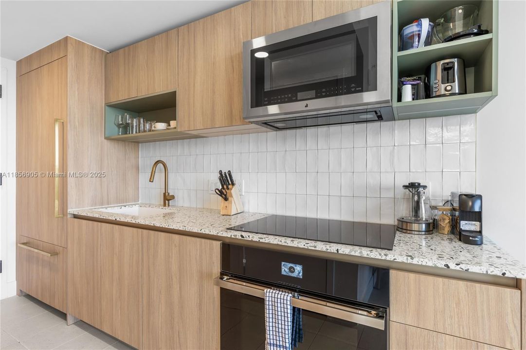 For Sale: $530,000 (1 beds, 1 baths, 505 Square Feet)