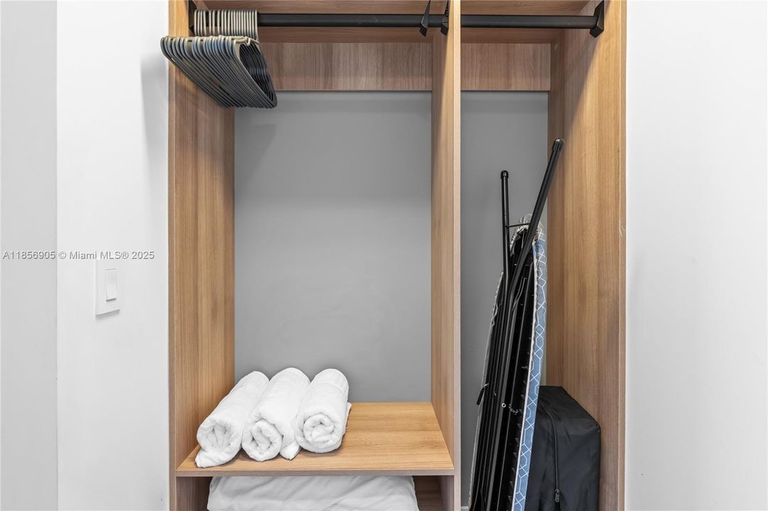 For Sale: $530,000 (1 beds, 1 baths, 505 Square Feet)