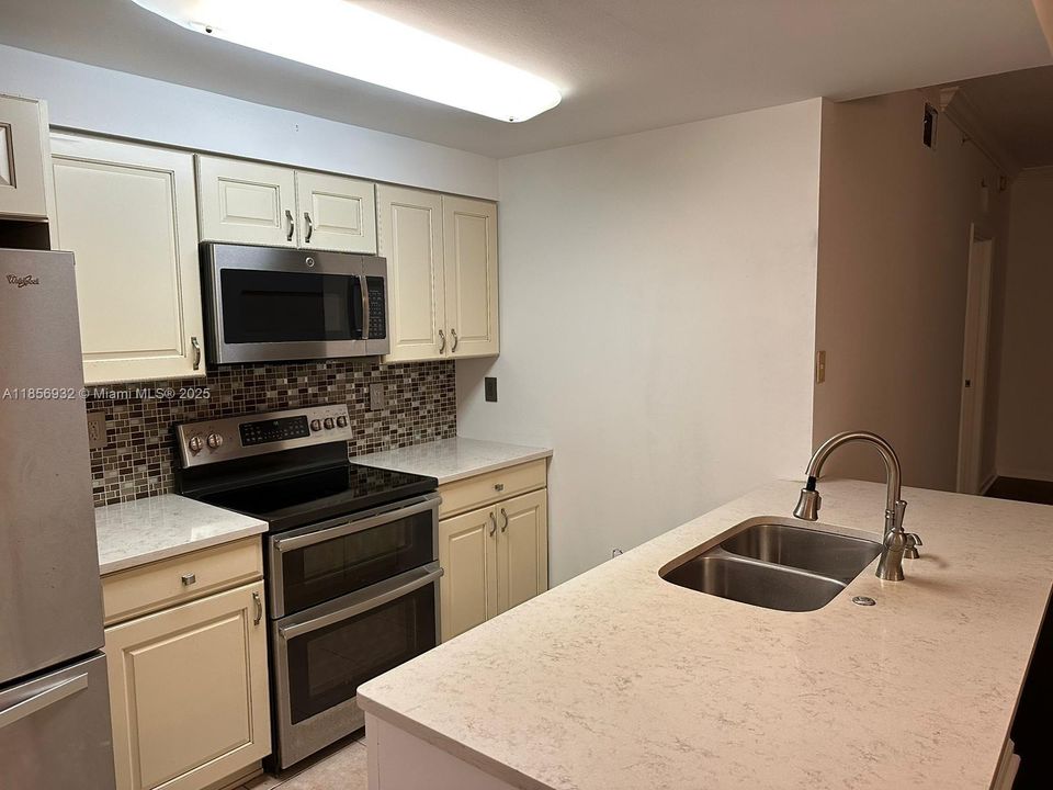 Active With Contract: $2,750 (3 beds, 2 baths, 1315 Square Feet)