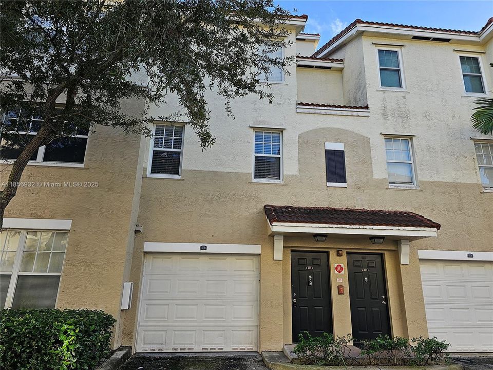 Active With Contract: $2,750 (3 beds, 2 baths, 1315 Square Feet)