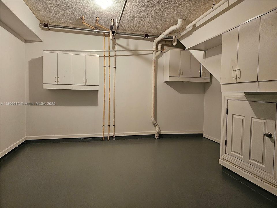 Active With Contract: $2,750 (3 beds, 2 baths, 1315 Square Feet)