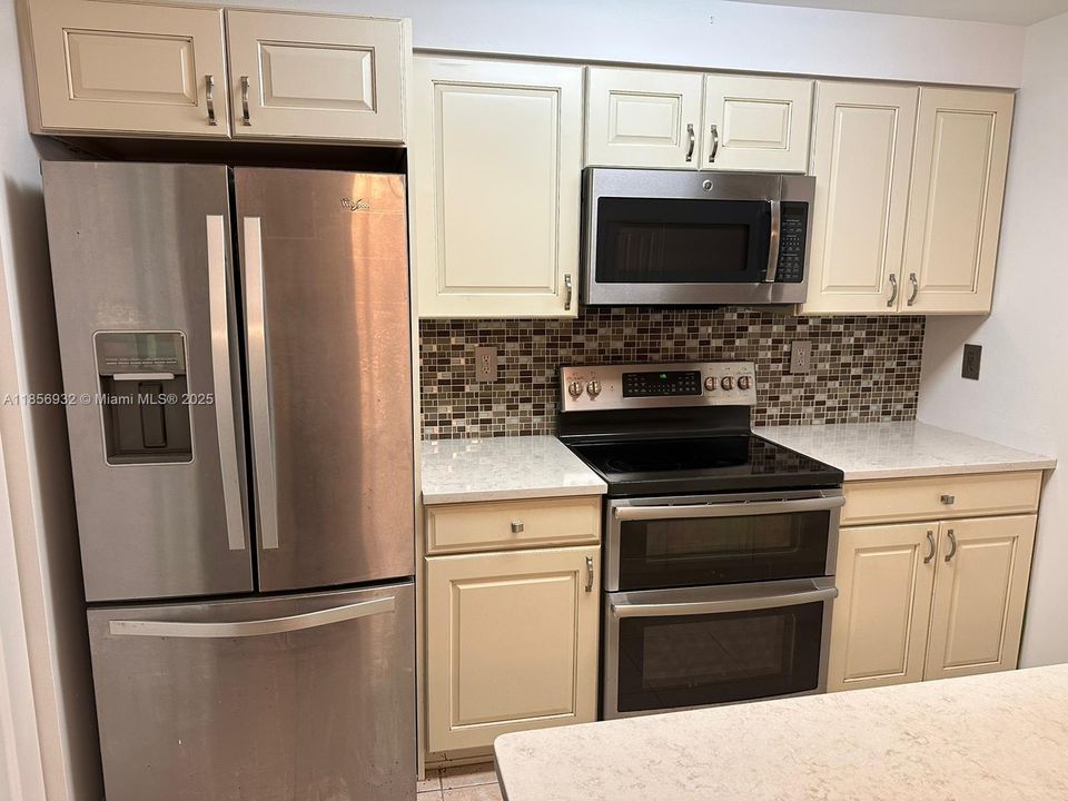 Active With Contract: $2,750 (3 beds, 2 baths, 1315 Square Feet)