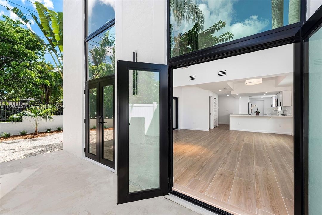 Под контрактом: $1,550,000 (3 спален, 1 ванн, 4054 Квадратных фут)