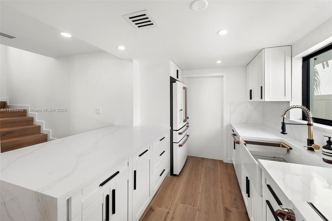 Под контрактом: $1,550,000 (3 спален, 1 ванн, 4054 Квадратных фут)