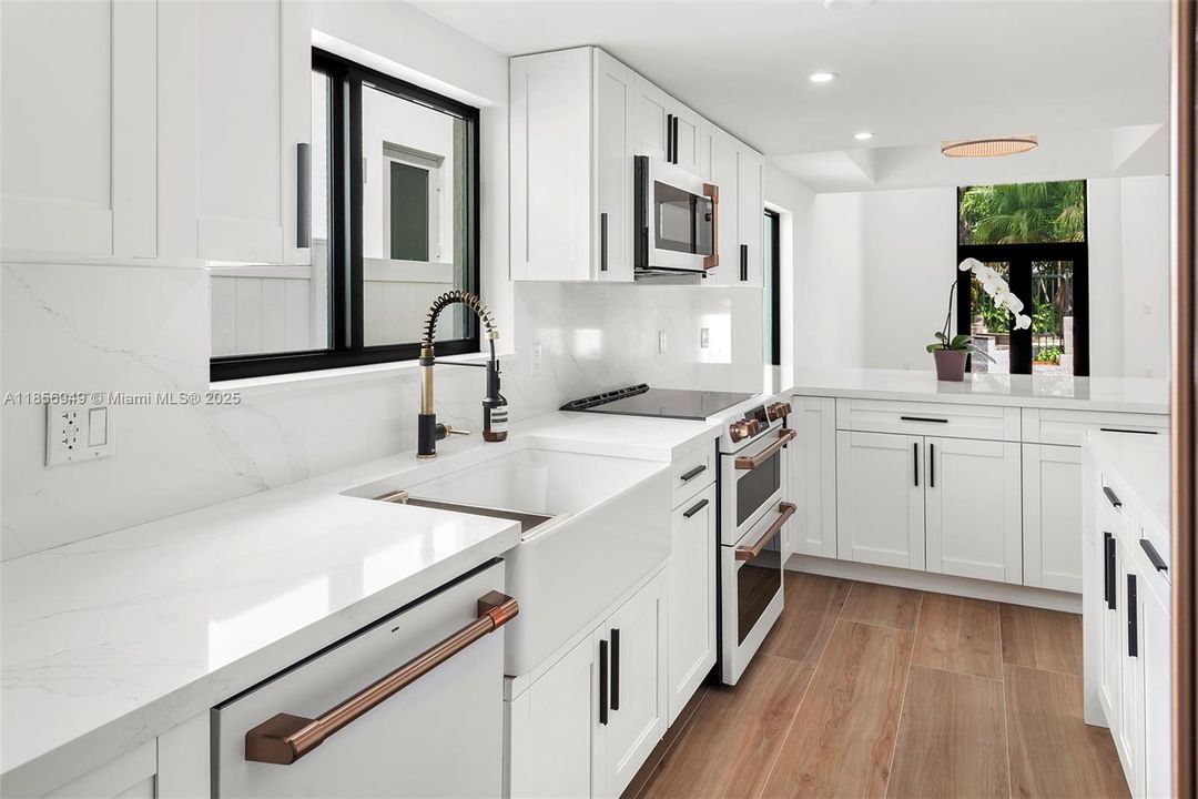 Под контрактом: $1,550,000 (3 спален, 1 ванн, 4054 Квадратных фут)