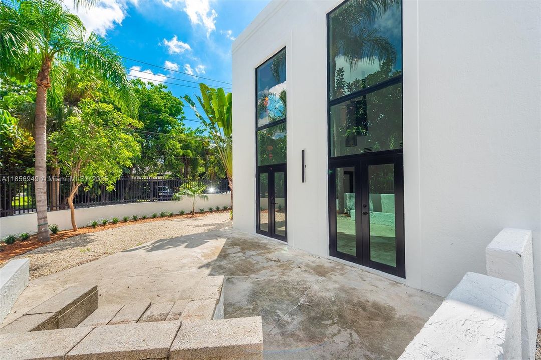 Под контрактом: $1,550,000 (3 спален, 1 ванн, 4054 Квадратных фут)