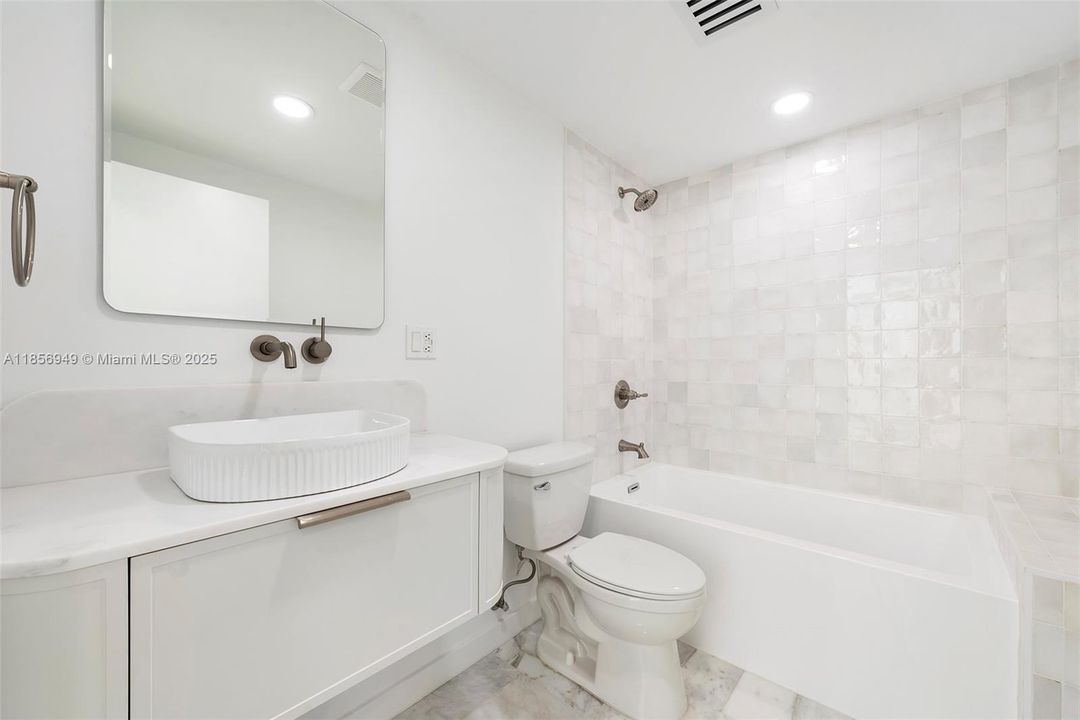 Под контрактом: $1,550,000 (3 спален, 1 ванн, 4054 Квадратных фут)