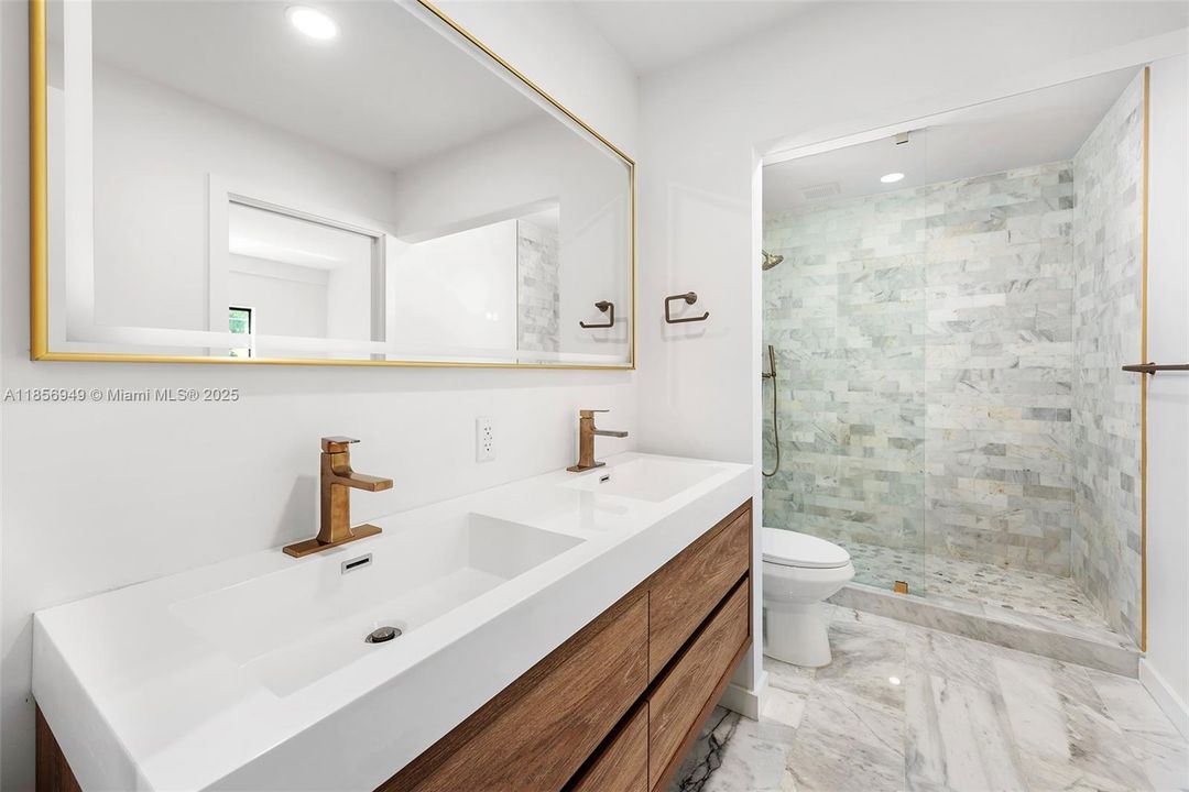 Под контрактом: $1,550,000 (3 спален, 1 ванн, 4054 Квадратных фут)