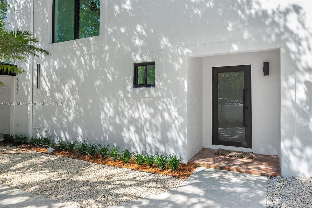 Под контрактом: $1,550,000 (3 спален, 1 ванн, 4054 Квадратных фут)