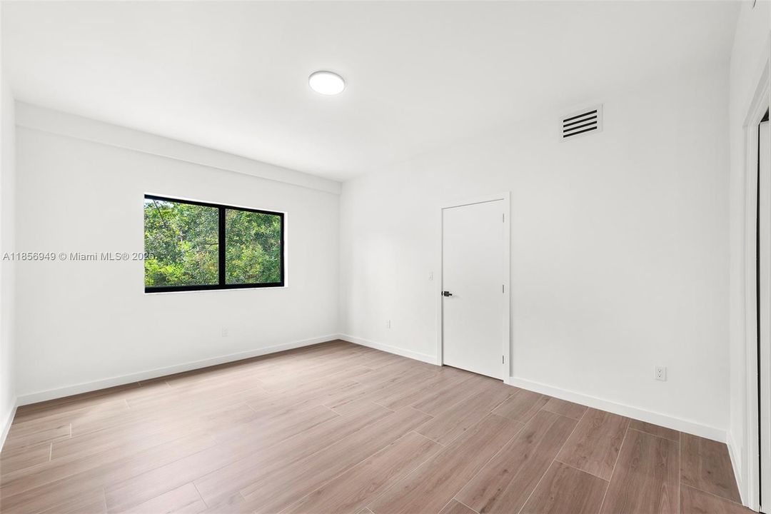 Под контрактом: $1,550,000 (3 спален, 1 ванн, 4054 Квадратных фут)