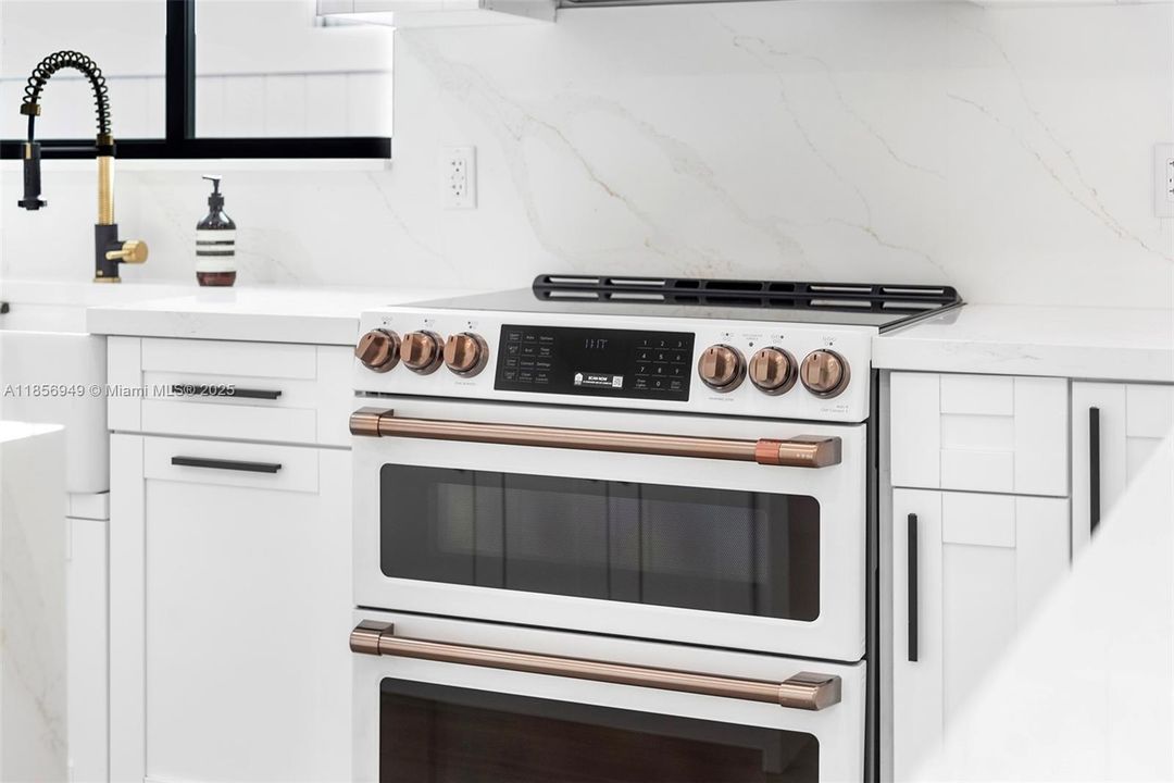 Под контрактом: $1,550,000 (3 спален, 1 ванн, 4054 Квадратных фут)