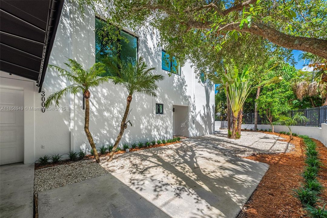 Под контрактом: $1,550,000 (3 спален, 1 ванн, 4054 Квадратных фут)