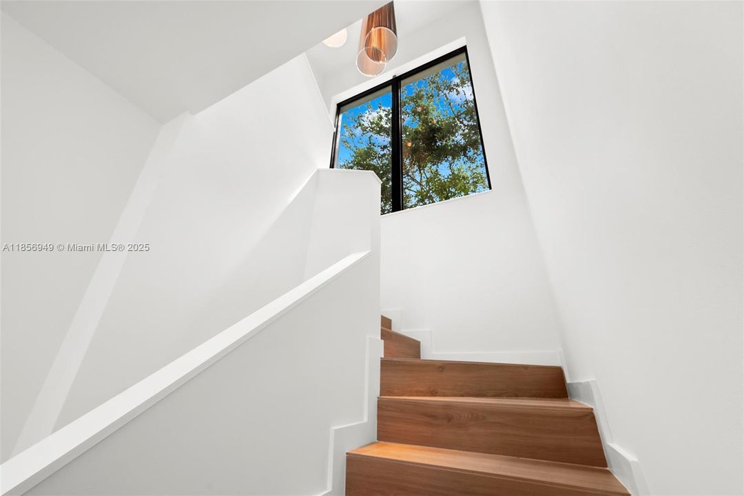 Под контрактом: $1,550,000 (3 спален, 1 ванн, 4054 Квадратных фут)