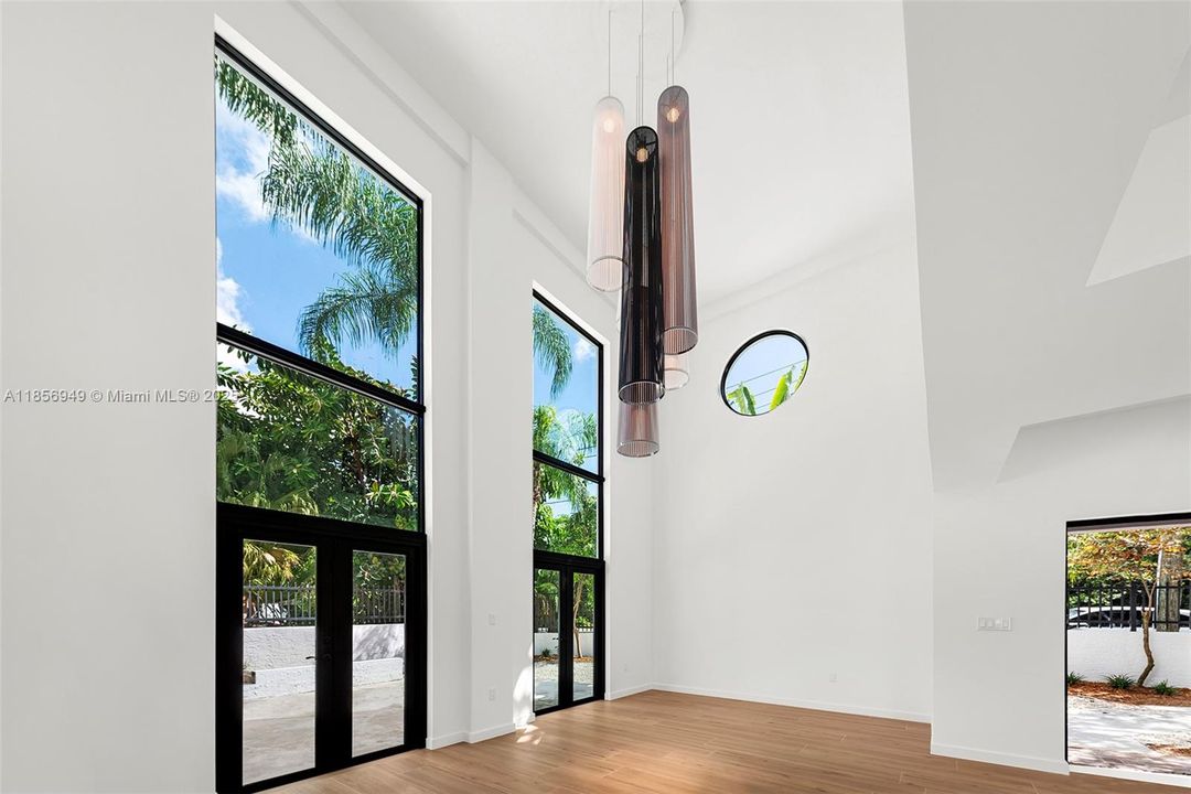 Под контрактом: $1,550,000 (3 спален, 1 ванн, 4054 Квадратных фут)