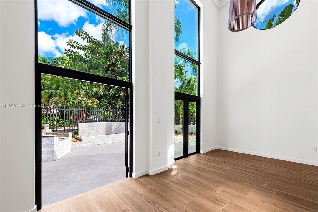 Под контрактом: $1,550,000 (3 спален, 1 ванн, 4054 Квадратных фут)