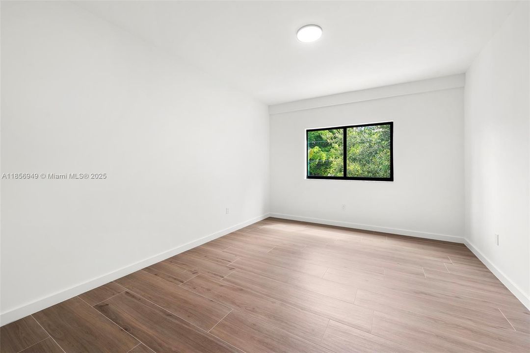 Под контрактом: $1,550,000 (3 спален, 1 ванн, 4054 Квадратных фут)