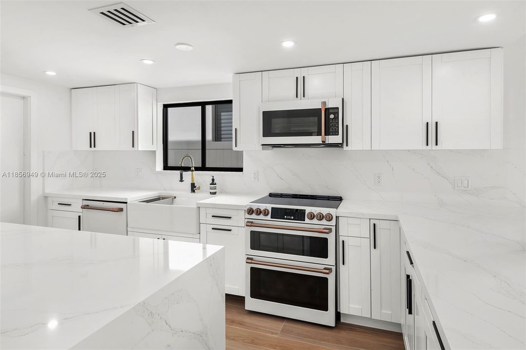 Под контрактом: $1,550,000 (3 спален, 1 ванн, 4054 Квадратных фут)