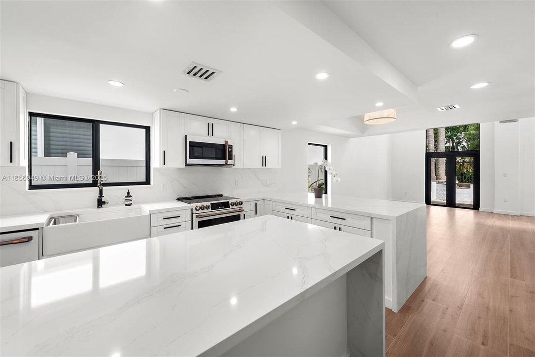 Под контрактом: $1,550,000 (3 спален, 1 ванн, 4054 Квадратных фут)