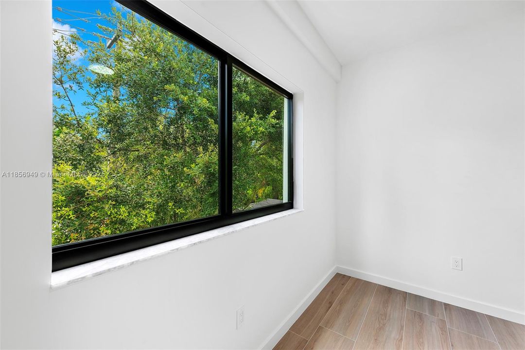 Под контрактом: $1,550,000 (3 спален, 1 ванн, 4054 Квадратных фут)