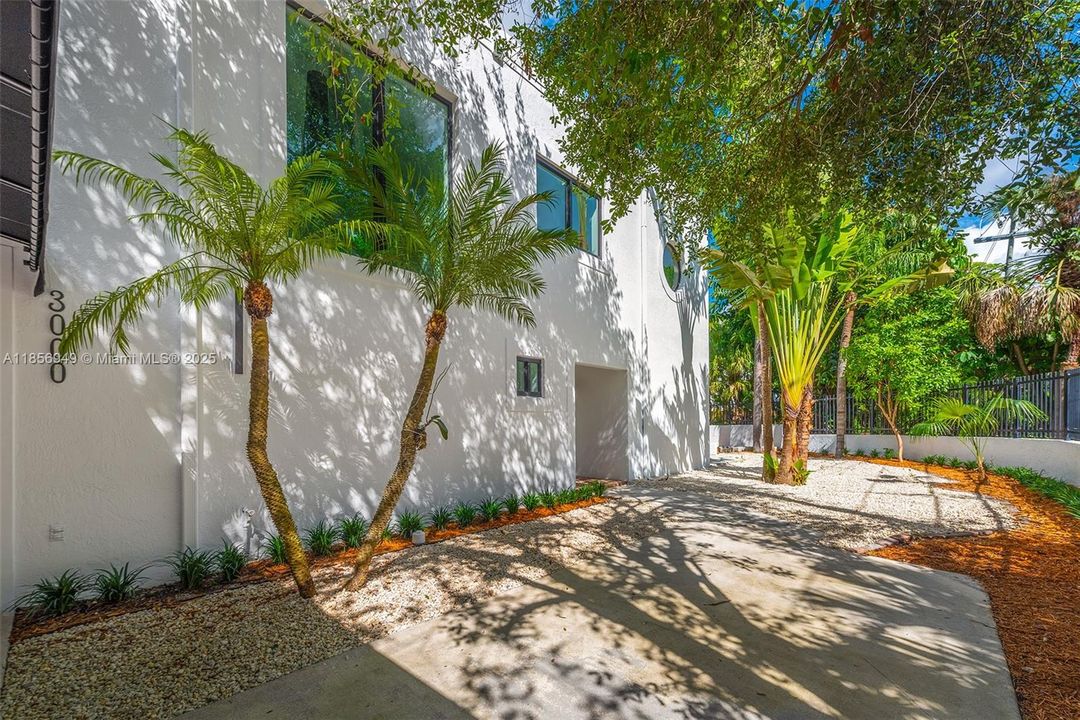 Под контрактом: $1,550,000 (3 спален, 1 ванн, 4054 Квадратных фут)